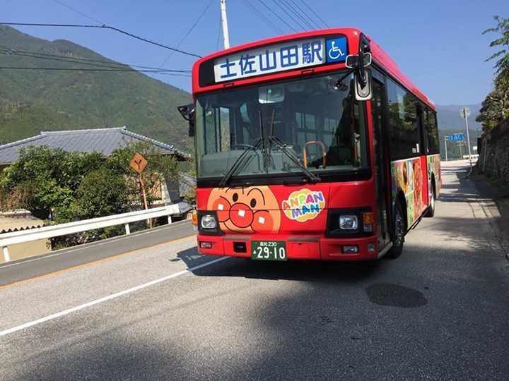 アンパンマンバスが走る！贅沢な路線バス、JRバス大栃線: 高知のモノ